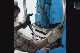 看看印度工厂是怎么生产自行车钢圈的