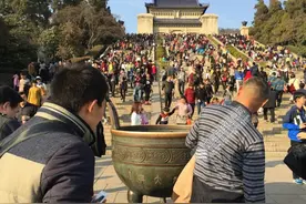 曝中山陵铜鼎被游客摸破 辟谣：日寇侵占南京时炮弹炸的图片