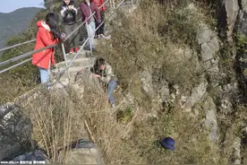 下悬崖为女友捡帽 为了几十块帽子险致男友丧命被骂狠心图片