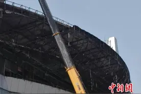 河南南阳体育中心发生火灾 楼内玉雕展品未受影响图片