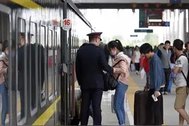 节日里坚守的人最可爱图片