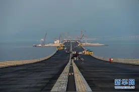 港珠澳大桥隧道即将合龙图片
