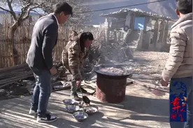凉山彝族坨坨肉美食为何这么好吃，看了烹煮过程才知道其中原因视频封面