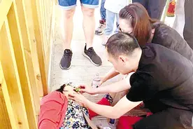 800多米高的“急诊” 医生登山途中抢救晕倒老人图片