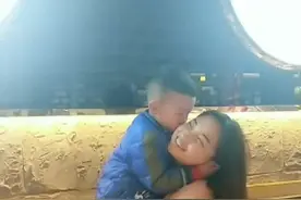 相差20岁的姐弟：姐姐带弟弟吃饭教小弟玩瓶子，弟弟扭头抱住就亲视频封面