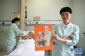 女儿手绘七幅漫画为妈妈送上节日礼物图片