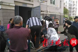 暖心！单身老汉突发疾病倒地不起 热心群众扶起后驱车送医图片