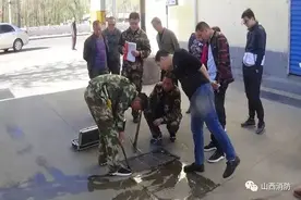 喵星人遇到危险啦！一条污黑的下水道传来哀嚎声……图片