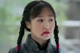 女子正化妆，不料弟弟一进来吓得口红都擦歪了，还去见了心上人视频封面