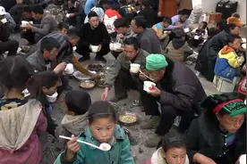 四川彝族办酒，好穷，在地上吃饭，吃得好开心视频封面
