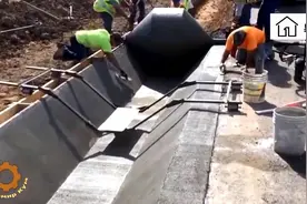 道路旁边的混凝土排水渠都是如何建造的？实拍外国施工全过程