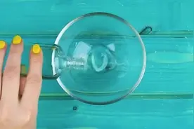 指甲油如何快速去除？来看看这种方法，方便好用！视频封面