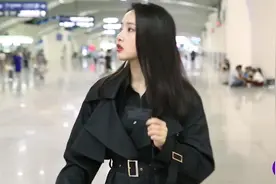 时尚穿搭：学习女生这样搭配风衣，155也能穿出170，美得似女神视频封面
