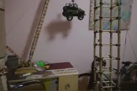 自制履带式起重机，吊臂竟然是筷子做的！