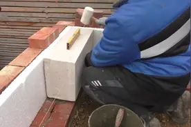 俄罗斯农村自建房，砖墙将近半米厚，网友：这保暖效果没得说！视频封面