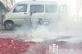 哈尔滨：大年初七“开门炮”致满街烟尘图片