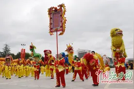 网媒新春走基层：上犹“九狮拜象”欢乐巡游图片