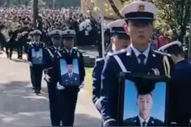 #凉山火灾牺牲烈士回家  “儿子，你最心爱的球衣，爸爸妈妈给你带来了！” #致敬英雄视频封面