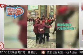 妈妈们拍照的姿势千奇百怪！丝巾、造型，一个都不能少...视频封面
