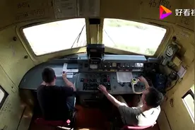 火车临时停车，驾驶员把头伸出窗，老司机来解释一下视频封面