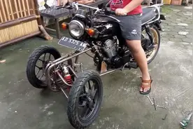 这辆摩托车，特点很明显，前面两个轮子，估计转向很稳！视频封面