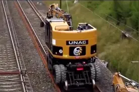 火车铁轨垃圾竟然是这么清理的，这做法太牛了视频封面