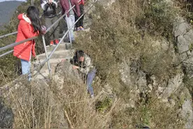 男子下悬崖为女友捡帽 没有任何保护措施“果然是真爱”图片