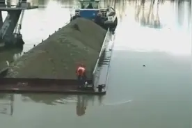 运沙船是怎样卸沙的? 看完这个视频我恍然大悟, 你以为这是功败垂视频封面