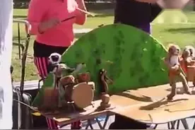 街头提线玩偶摇滚乐队，那只猴子打鼓太可爱啦，流畅的令人惊叹!