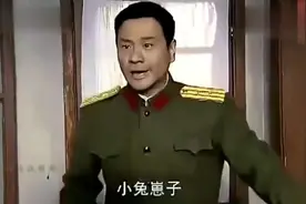 熊孩子把首长军衔上的一颗星星给切掉，上校长官立马变成中校了视频封面