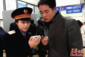 溆浦火车站女神班长罗婉尹：春运辛苦点没什么图片