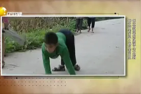 震撼！小儿麻痹症患者腿似竹竿，四肢并用在地上行走视频封面
