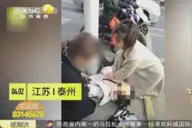 暖心！95后女医生街头跪地救人，120到达后，不留姓名悄悄离开视频封面