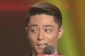 霍建华获奖台上还不忘感谢自己在戏中的师傅，人品不错