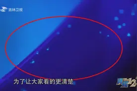 马桶不盖盖冲水有多脏？美女主持拿荧光液实验，瞬间荧光液飞溅视频封面