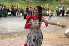 美女妙妙香港街头卖唱，一首《拥抱你离去》太好听，路人红包打赏