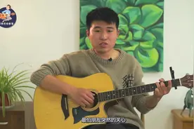 岂朋吉他教室：新手先从右手开始练习，左手右手一个慢动作视频封面