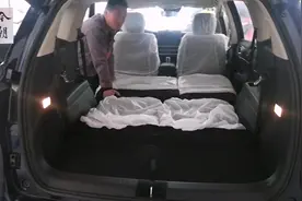 比亚迪宋MAX后排座椅放倒能躺人？看车小伙儿却说好车弄脏可惜。视频封面