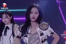 鞠婧祎舞蹈功底好厉害，蔡徐坤的表情亮了，实力捧场视频封面