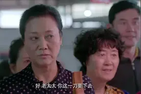 老太太果然是高手，一刀下去正好2斤猪肉 老板：真是活见鬼了视频封面