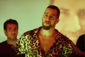 老外不分青红皂白要动手打人，小伙出手一招将其打趴，真是长脸视频封面