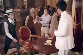 《淑女之家》周瑾送凌戈耳环，而他却欲言又止一脸无奈，好尴尬
