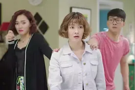 美女看到蟑螂惊声尖叫，小伙冲出来消灭蟑螂，不料毛巾却掉了