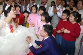 广东一富家女出嫁，新郎长得还可以看着很老实，缺了点男子气概视频封面