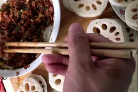 小夫妻五一在家做菜，自制藕夹（藕饼），自己搅拌肉馅，很美味视频封面