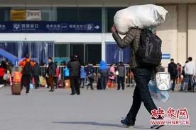 郑州火车站成诈骗案高发区 黄牛党造假火车票售卖图片