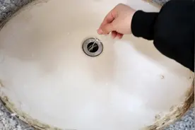 头发堵住了洗脸盆下水口怎么办？不用花钱立马就清洁干净！实用视频封面