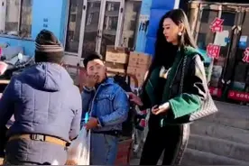 2米高女巨人街头偶遇一米五武大郎，轻轻拍了一下比身高，看蒙圈视频封面