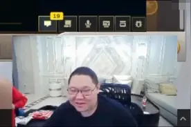 PDD边斗地主边吃饭，结果噎着了，打嗝都不一样，不愧是骚猪。视频封面