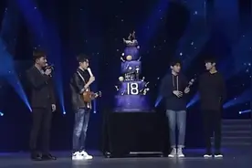 王俊凯18岁生日会，王源和易烊千玺两个人不推蛋糕就上来了！